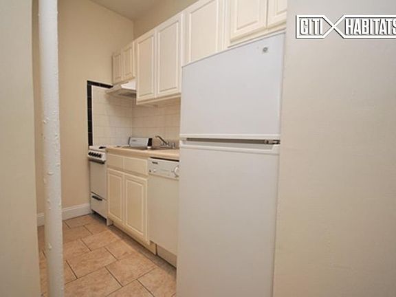 4th image of 224 Thompson St APT 1A