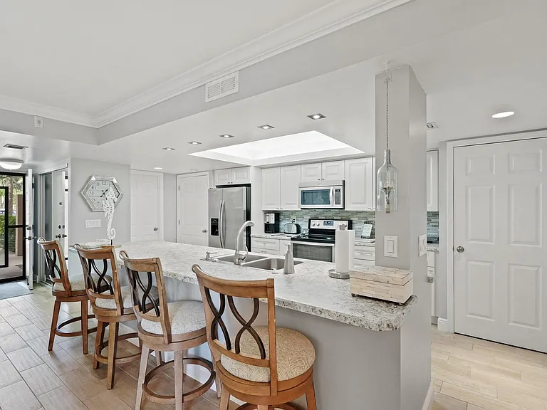 2255 Lindell Blvd #4105 — Photo 1