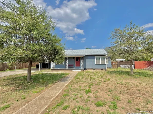 710 W Hondo, Devine, TX 78016