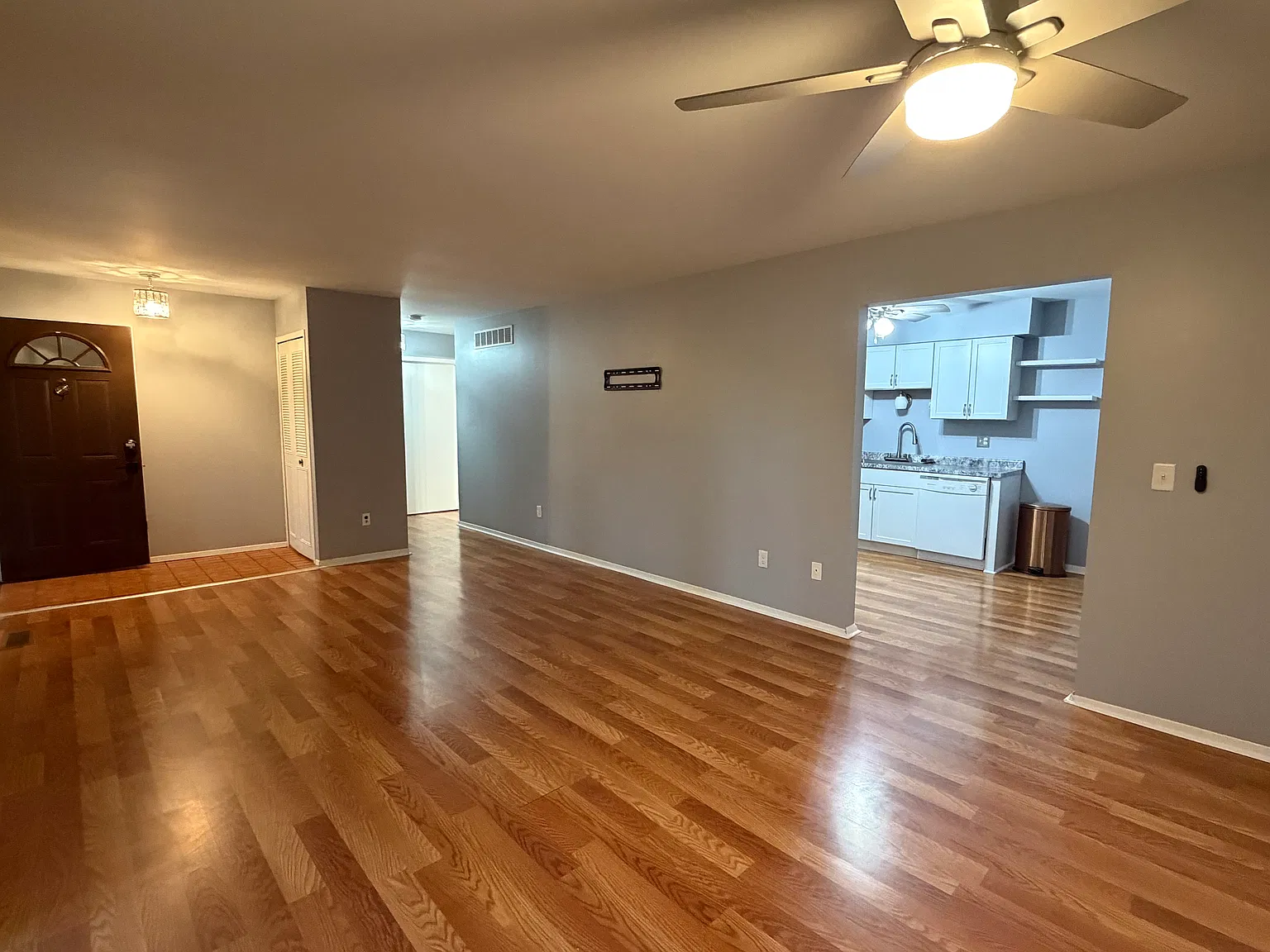 2 bed, 1000 sqft, $1,700 — Photo 2
