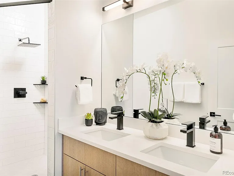 2105 S Galapago St #12 — Photo 27