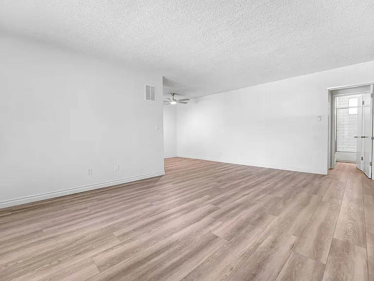 402 Montana Ave in Santa Monica - 4 blocks to the beach! — Photo 10