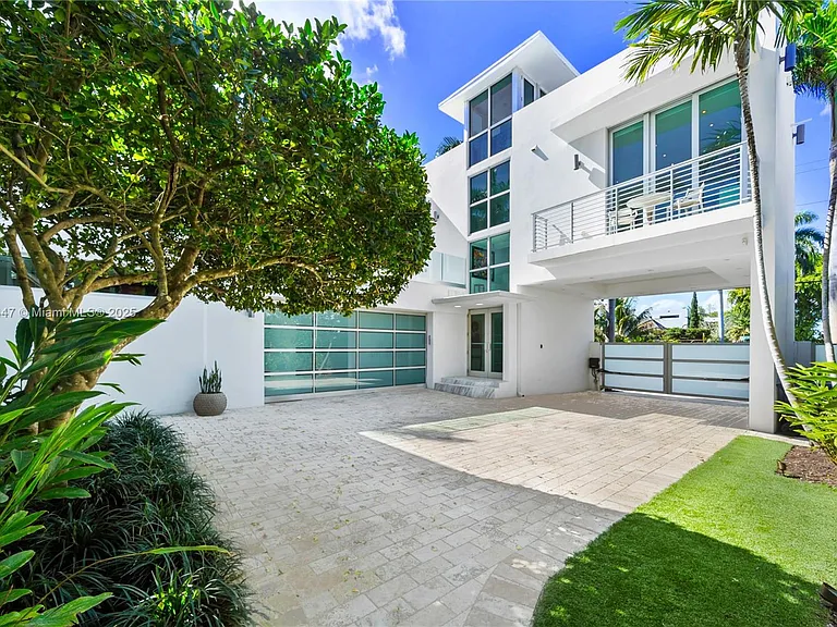 227 E Dilido Dr — Photo 63
