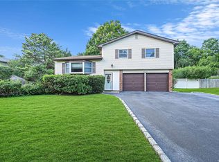 9 Humming Ln, Coram, NY 11727