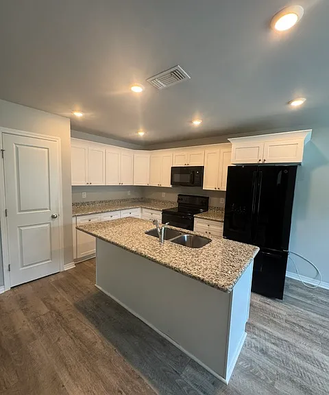 649 Iona St — Photo 5