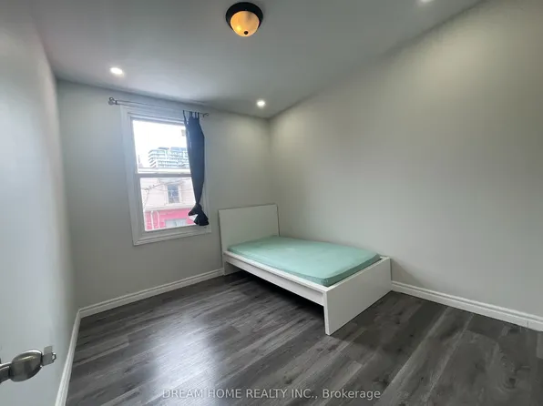 29 Glasgow St Room 4, Toronto, ON M5T 2C1