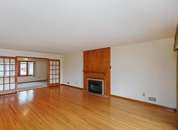Large living room w/gas fireplace