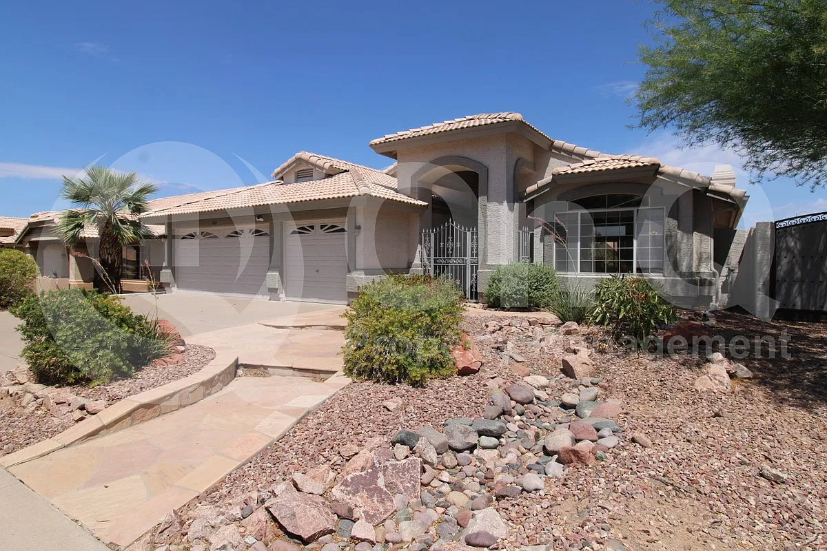 4 bed, 2.0 bath, 2240 sqft, $2,600 — Photo 2