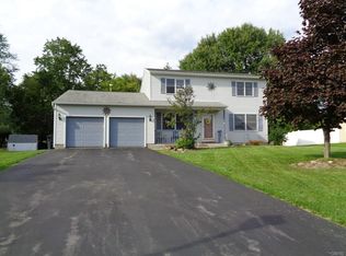 7679 Glenview Dr, North Syracuse, NY 13212
