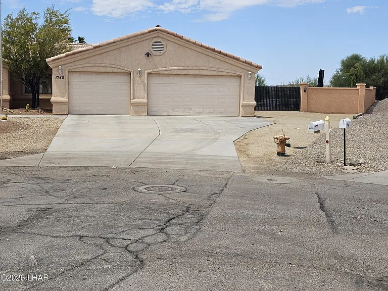 1740 Quartz Ln — Photo 2