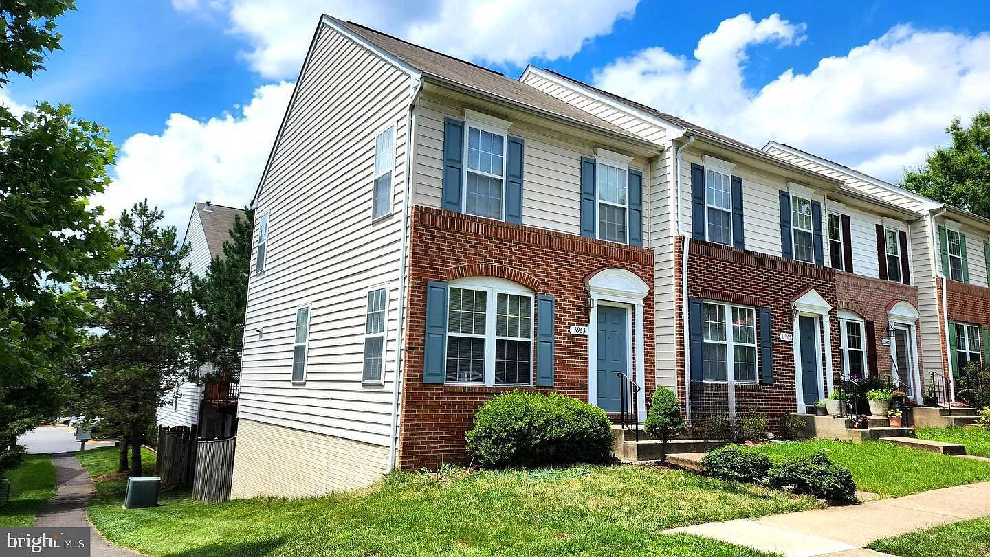 4 bed, 2.0 bath, 1702 sqft, $2,900 — Photo 1