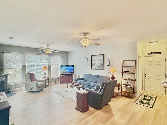 3rd image of 1675 Camfield Ln