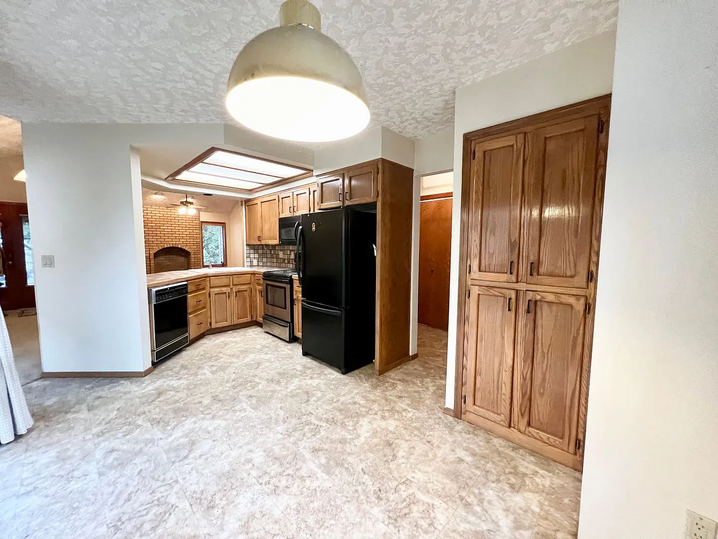 Spacious 3-Bedroom Home Near Mt. Tabor, Two Car Garage & W/D! — Photo 3