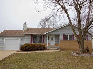 8212 Ridgeview Dr, Des Moines, IA 50320