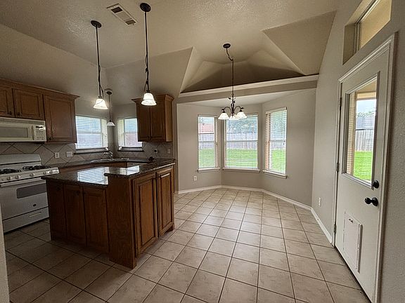 4th image of 1806 Sand Stone Dr