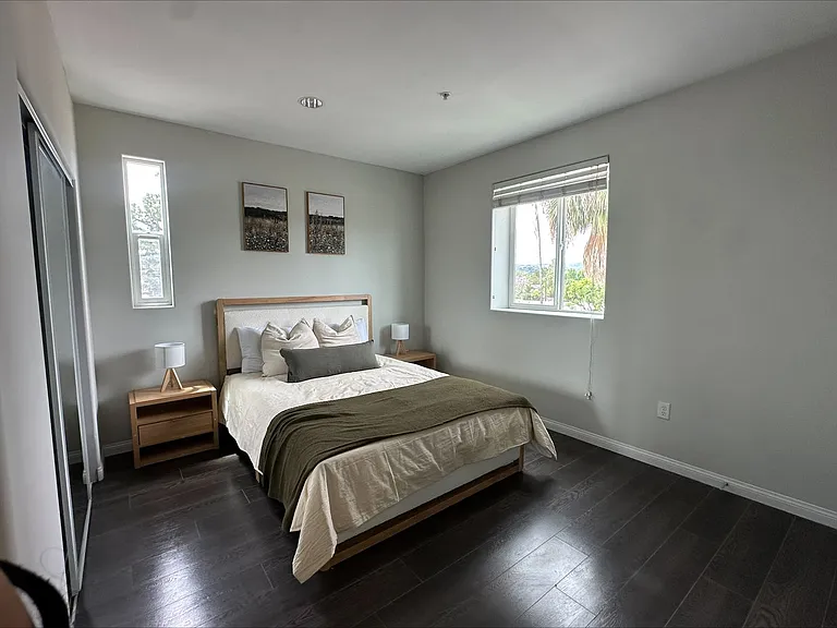 Sherman Oaks Place — Photo 2
