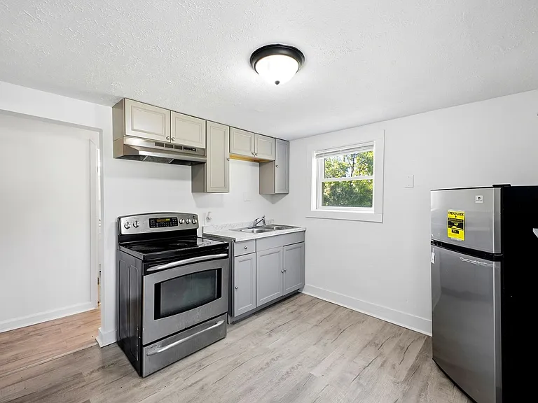 486 Hanley St — Photo 8