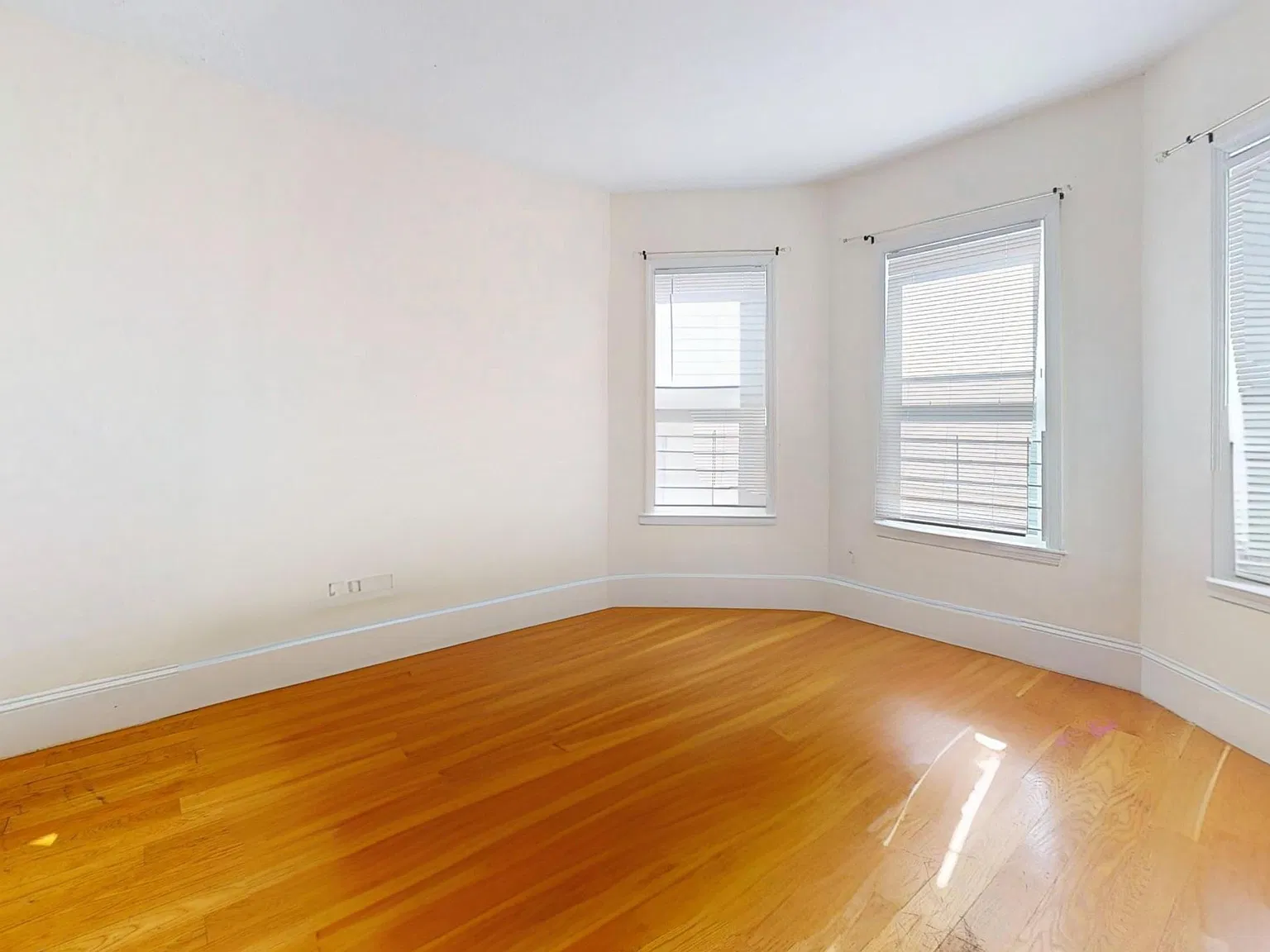 3 bed, 992 sqft, $3,295 — Photo 4