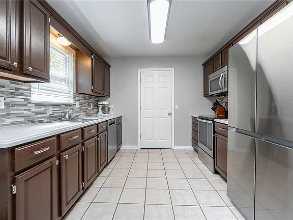 3rd image of 2 Heywood Ln