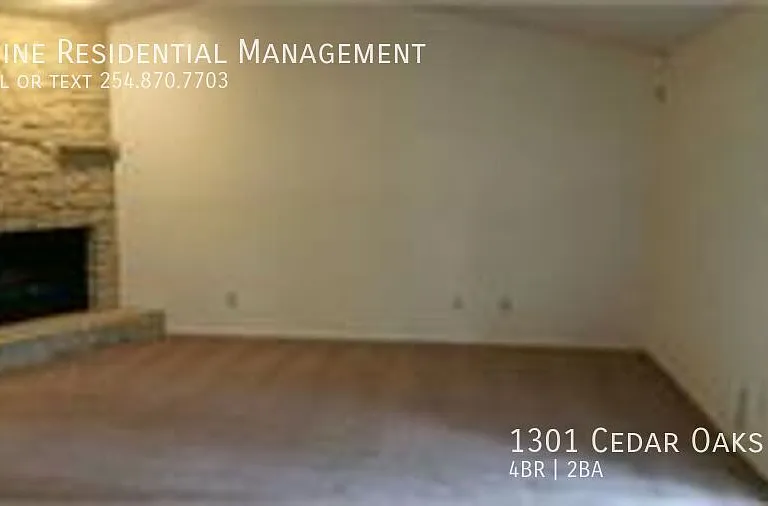 1301 Cedar Oaks Ln — Photo 2