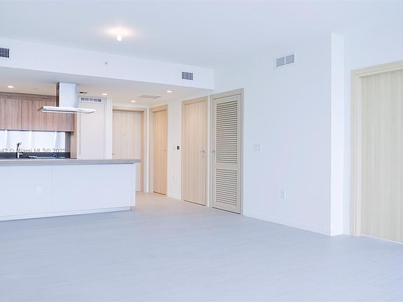 4th image of 1000 Brickell Plz #3208