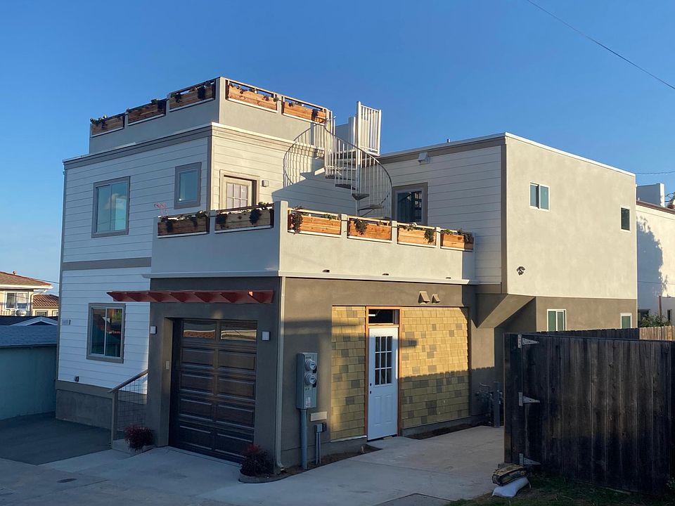 The apartment is on the first floor
The private entry is on the left side of the house.