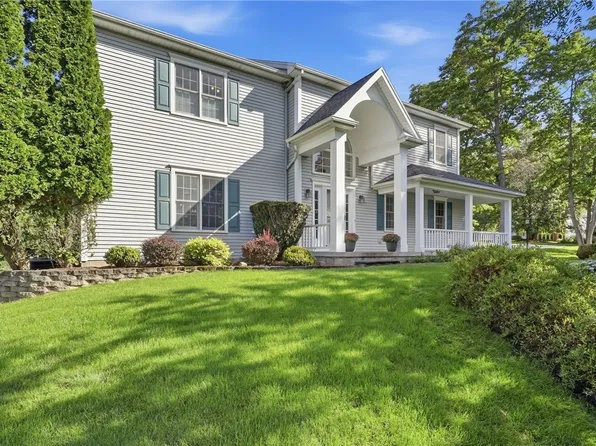 1 Morning Woods Ln, Rochester, NY 14625