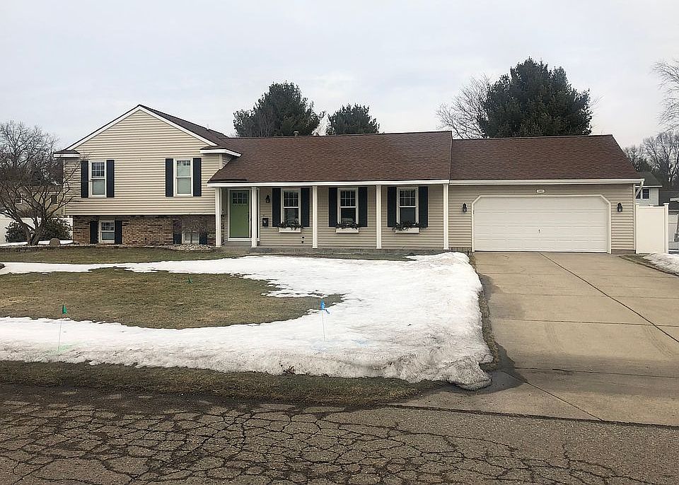 1st image of 1492 E Shorewood Dr