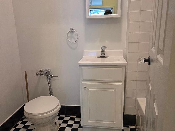 4th image of 302 Quincy St APT 1A