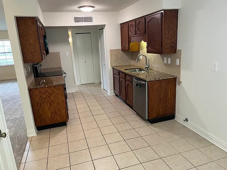 1104 Kesser Dr — Photo 11