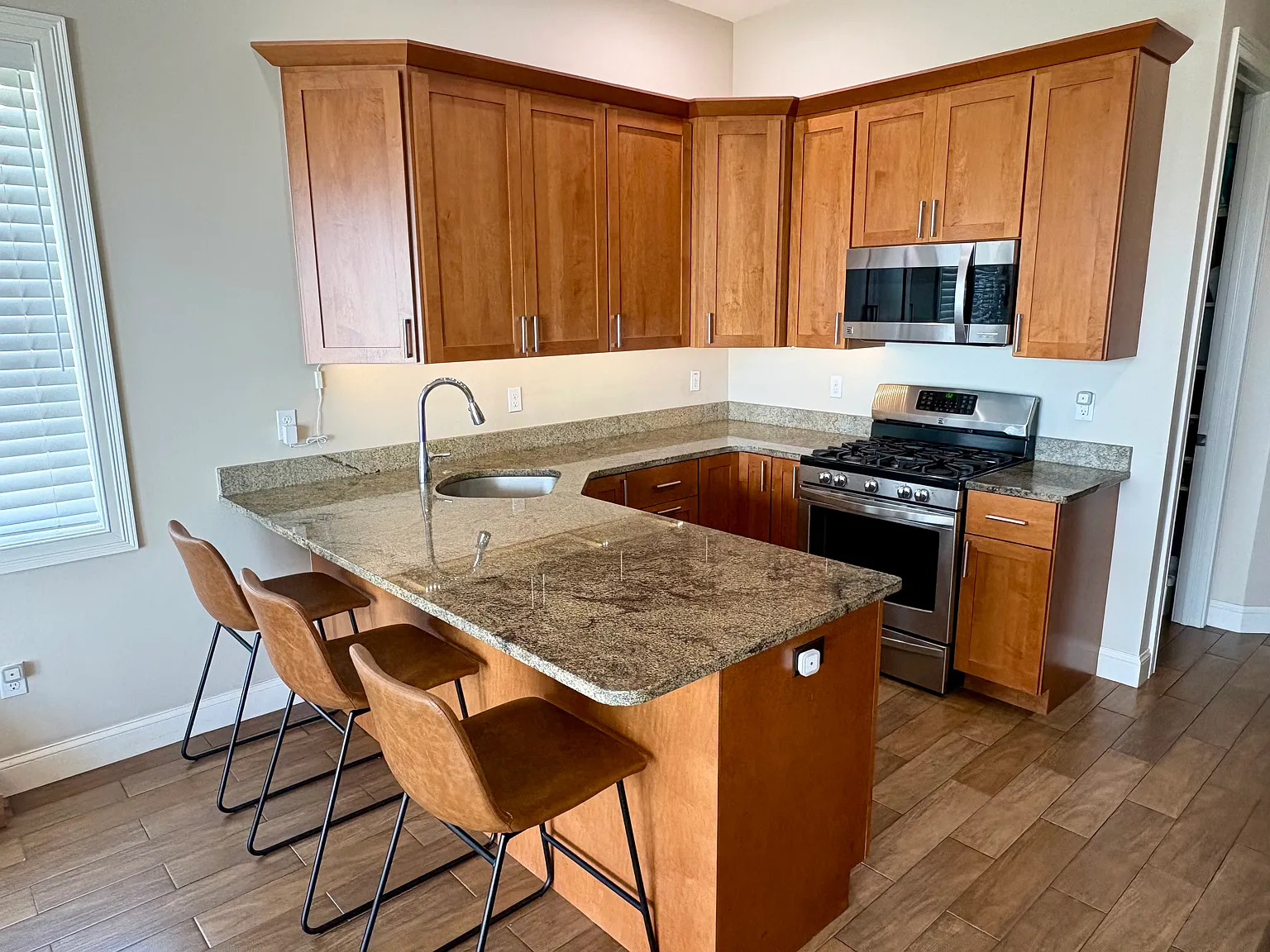 2 bed, 1010 sqft, $3,425 — Photo 3