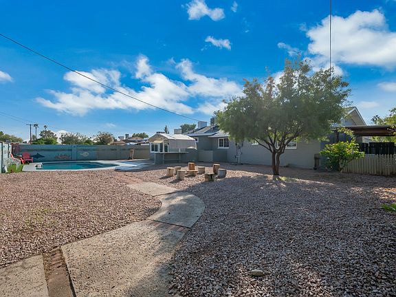 4th image of 302 E Manhatton Dr