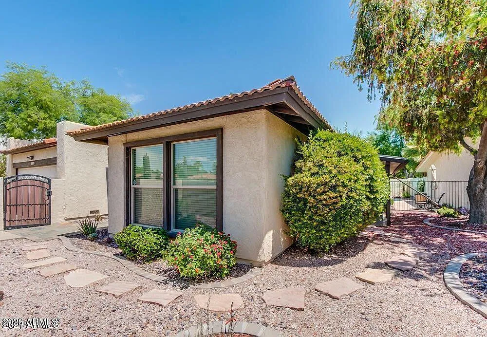 3 bed, 2.0 bath, 1971 sqft, $3,350 — Photo 4