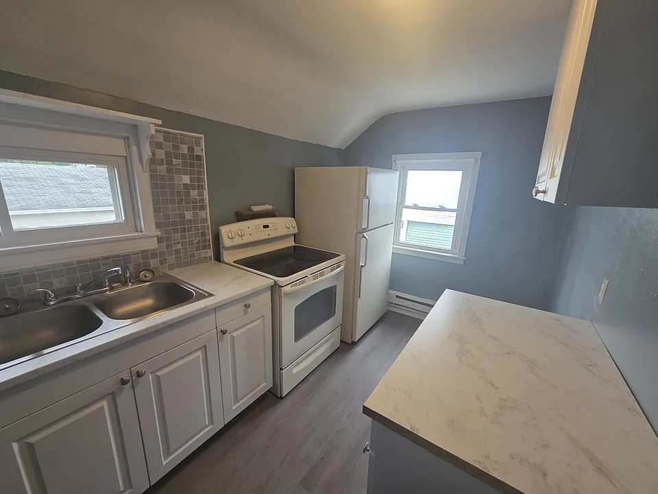 2 810 1/2 York St