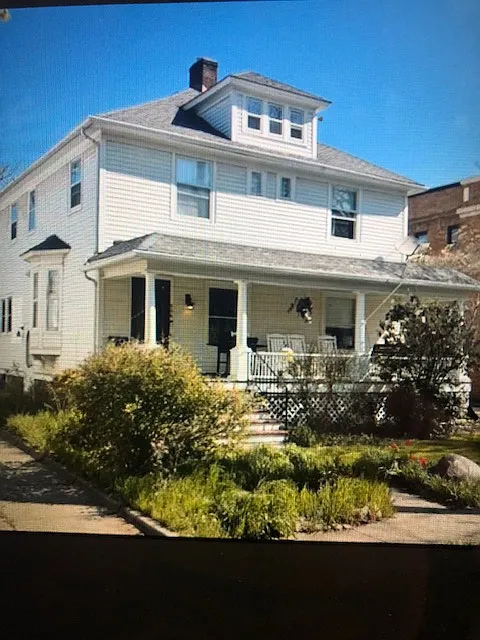 4 bed, 2034 sqft, $2,300 — Photo 4