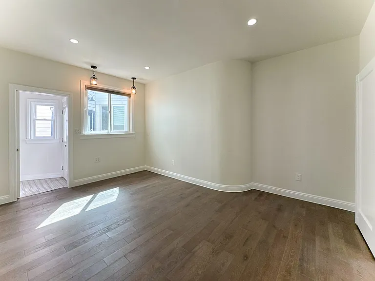 1043 S Plymouth Blvd — Photo 27