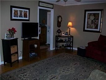 4th image of 6608 Oxford Ave