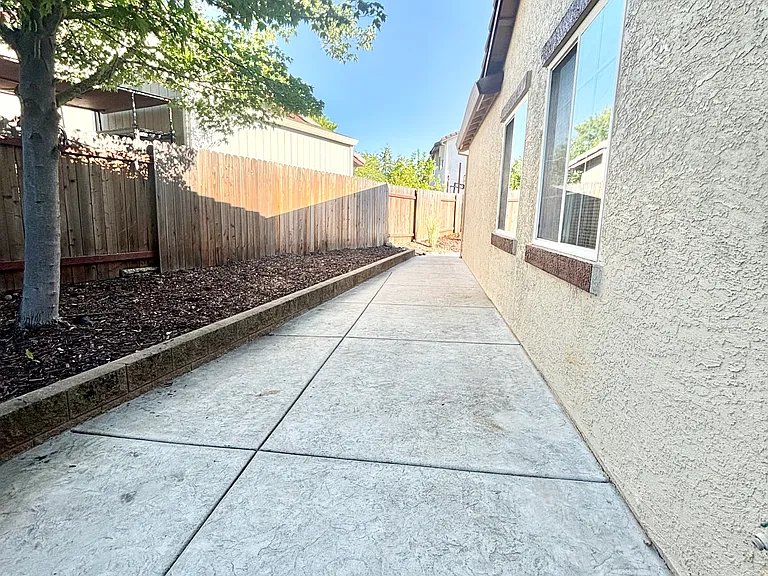 981 Pearce Ct — Photo 25