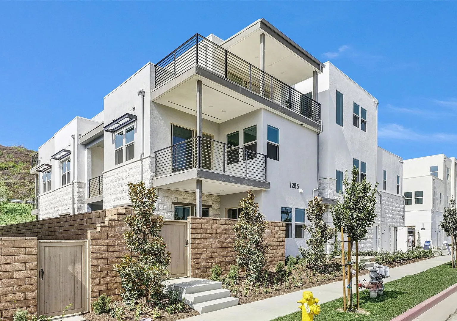 Modern Gated Townhome in Montebello 4BD/4BA, Built 2024 — Photo 1