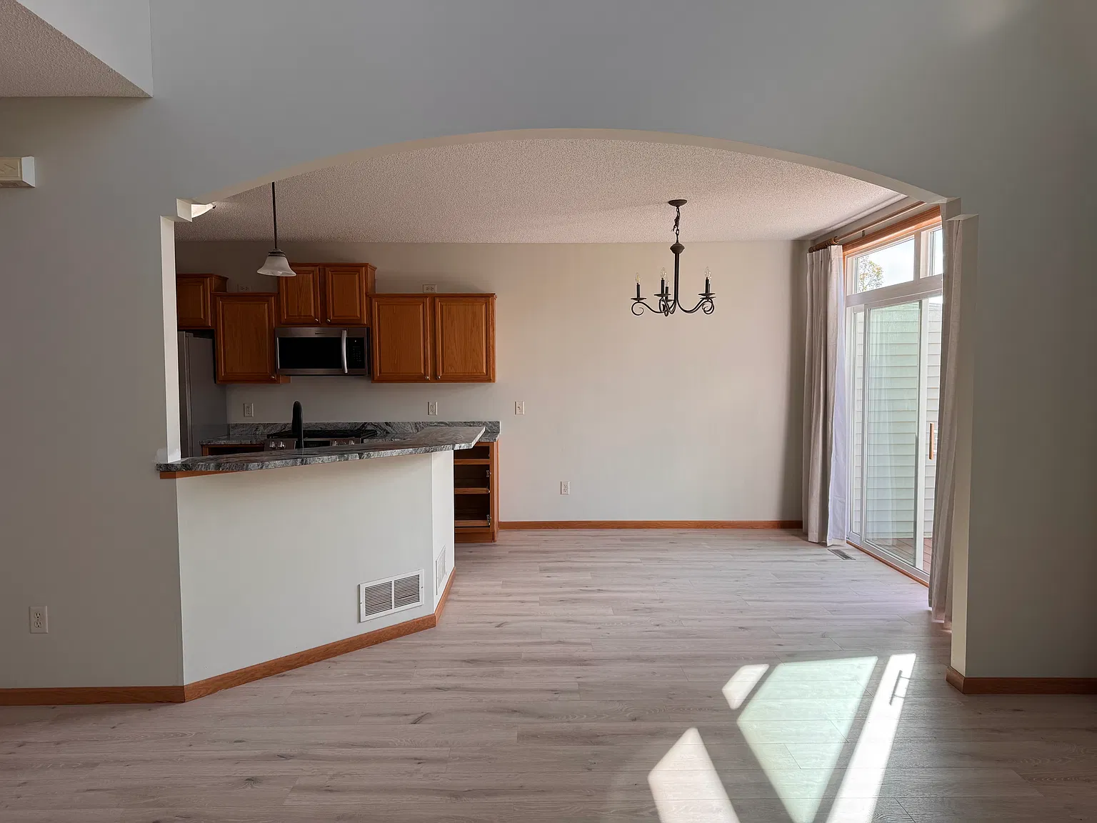 3 bed, 3.5 bath, 2550 sqft, $2,995 — Photo 2