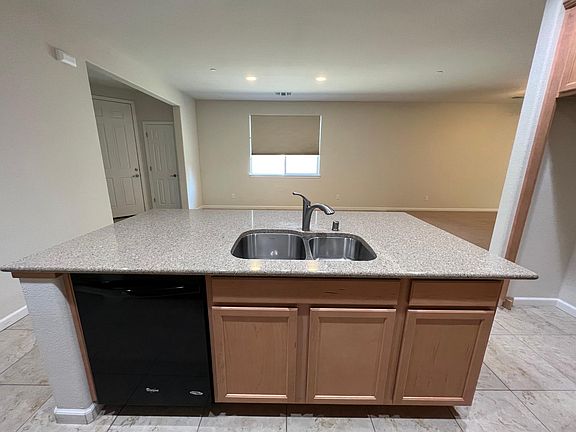 5th image of 2740 Roseberry Ave