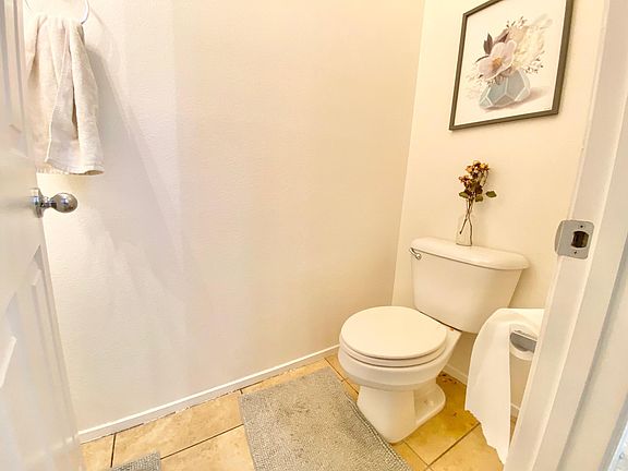4th image of 132 Bloomsbury Ave