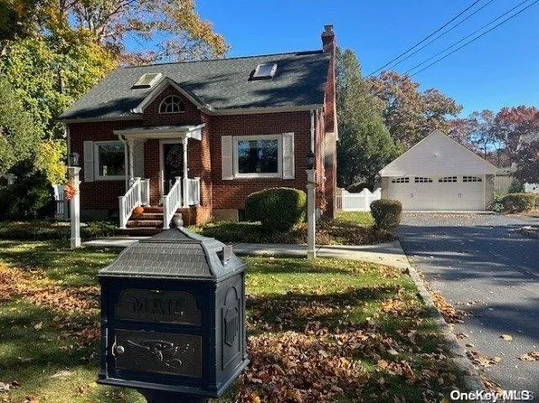 9 Huber Place, Saint James, NY 11780