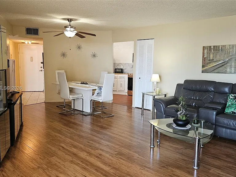 800 Parkview Dr #912 — Photo 9