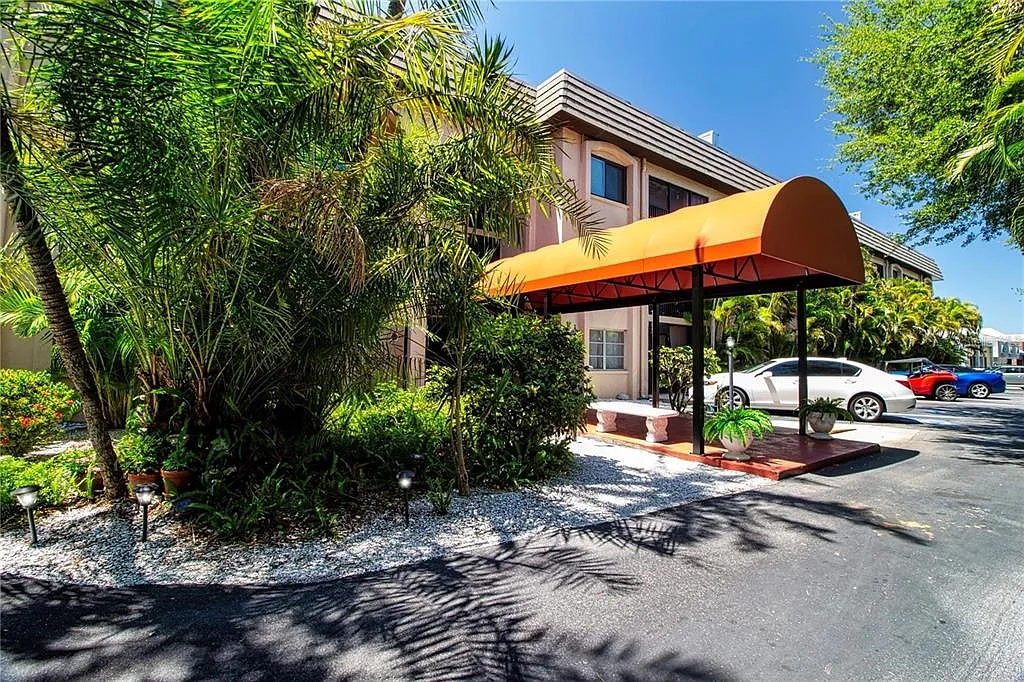 2 bed, 1.0 bath, 991 sqft, $1,800 — Photo 2