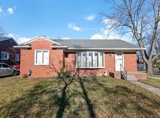 1676 Aline Dr, Grosse Pointe Woods, MI