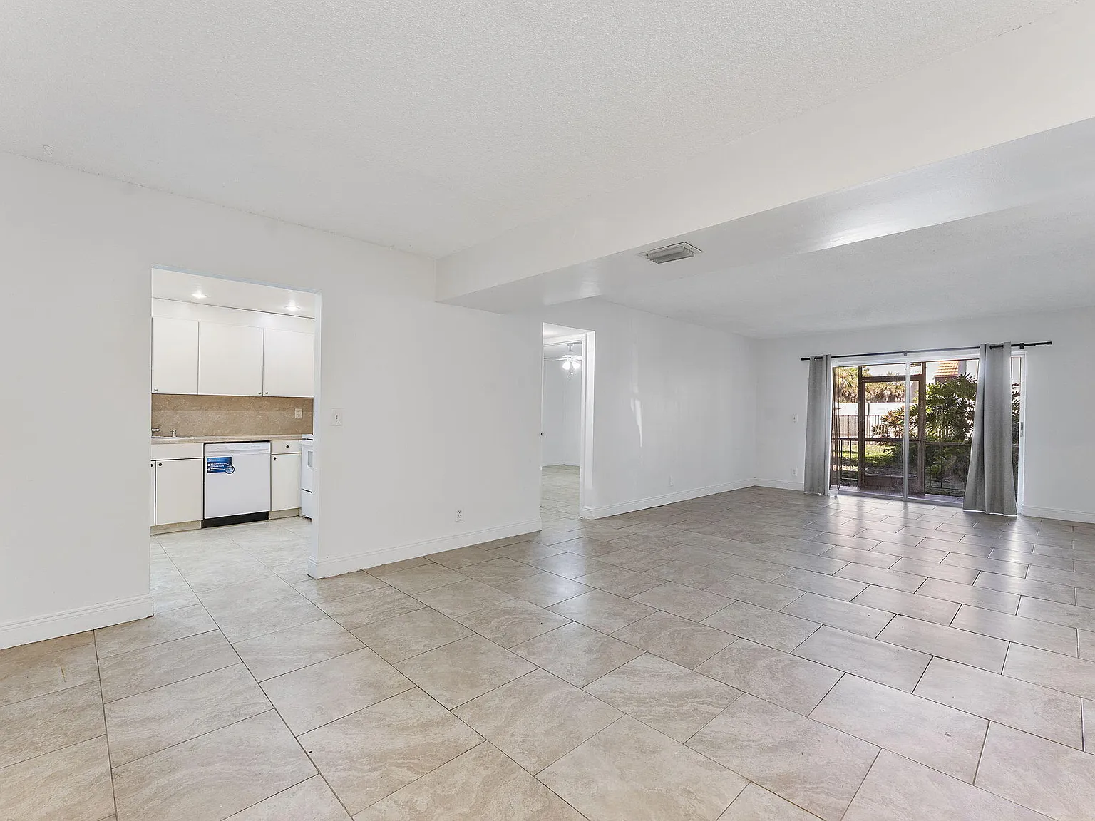3 bed, 1286 sqft, $2,500 — Photo 3