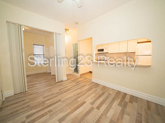4th image of 10-93 Jackson Ave #4L