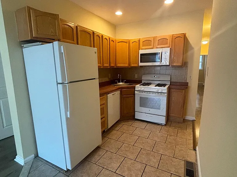 1424 Wolf St — Photo 3