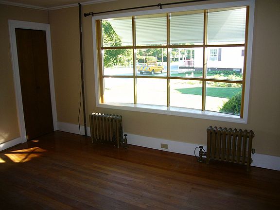 2nd image of 35 Pearl St